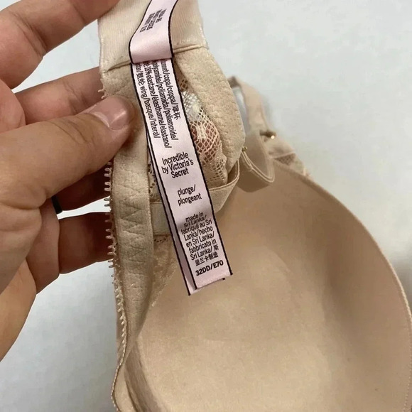 incredible By Victoria Secrets Plunge Bra - Picture 6 of 7